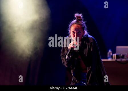 Karma Cereza (Carmen) di Muevelo Reina si esibisce sul palco durante il Big Sound Festival. Mueveloreina è un duo di Barcellona formato da Karma Cereza, su voce, e Joaco J. Fox, su produzione. Sono comparsi a sorpresa e in breve tempo sono diventati una sensazione su YouTube grazie a video come 'Vivas', 'Cheapqueen' o 'Défense'. Mueveloreina mescola musica trap con suoni tropicali che la combinano con testi acidi e un atteggiamento cheeky. Prima edizione del festival di musica urbana Big Sound Festival a Estadi Ciutat de Valencia, Spagna. (Foto di Xisco Navarro/SOPA Images/Sipa USA) Foto Stock