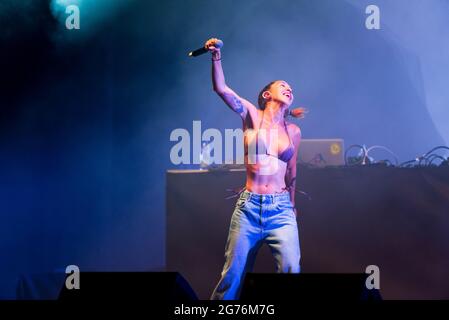 Karma Cereza (Carmen) di Muevelo Reina si esibisce sul palco durante il Big Sound Festival. Mueveloreina è un duo di Barcellona formato da Karma Cereza, su voce, e Joaco J. Fox, su produzione. Sono comparsi a sorpresa e in breve tempo sono diventati una sensazione su YouTube grazie a video come 'Vivas', 'Cheapqueen' o 'Défense'. Mueveloreina mescola musica trap con suoni tropicali che la combinano con testi acidi e un atteggiamento cheeky. Prima edizione del festival di musica urbana Big Sound Festival a Estadi Ciutat de Valencia, Spagna. (Foto di Xisco Navarro/SOPA Images/Sipa USA) Foto Stock