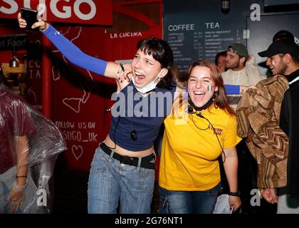 Londra, Regno Unito. 11 Luglio 2021. 2020 Campionato europeo di calcio finale Inghilterra contro Italia; tifosi italiani che festeggiano durante la seconda metà al pub Aceto Yard vicino allo Shard Building Credit: Action Plus Sports/Alamy Live News Foto Stock