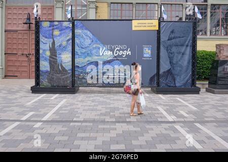 Billboard annuncia l'imminente esperienza immersiva Beyond Van Gogh a Ottawa, Canada. Luglio 2021. Foto Stock