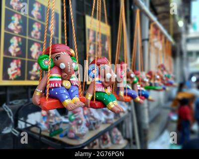 Una selezione di decorazioni indiane tradizionali in un negozio di souvenir Foto Stock