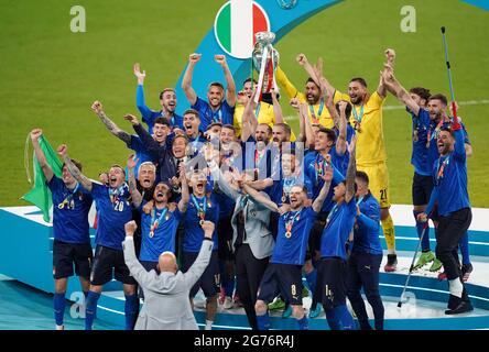 Il Capitano d'Italia Giorgio Chiellini solleva il Trofeo UEFA Euro 2020 dopo la vittoria dei suoi schieramenti sull'Inghilterra nella finale UEFA Euro2020 allo stadio Wembley di Londra. Data immagine: Domenica 11 luglio 2021. Foto Stock