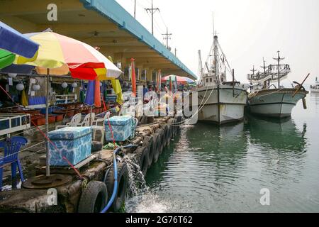 Luglio 12, 2021-Samcheok-A Vista del villaggio e della scena portuale a Samcheok in Corea del Sud. Foto Stock