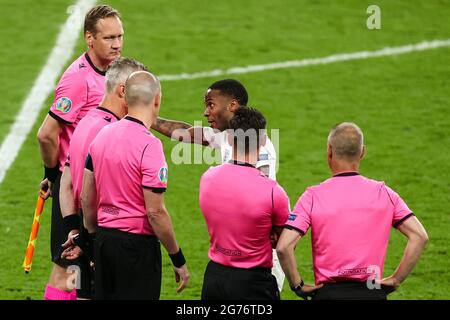 Londra, Regno Unito. 11 Luglio 2021. Calcio: Campionato europeo, Italia - Inghilterra, finale, finale al Wembley Stadium. L'inglese Raheem Sterling (3° da destra) discute con l'arbitro Björn Kuipers (2° da sinistra) e i suoi colleghi. Credit: Christian Charisius/dpa/Alamy Live News Foto Stock