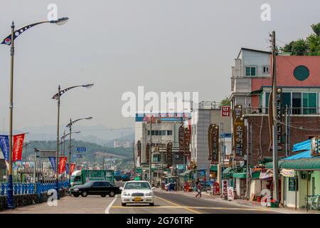 12 luglio 2021-Samcheok-A Vista del villaggio di mercato di cibo di mare e della scena portuale a Donghae, Corea del Sud. Foto Stock