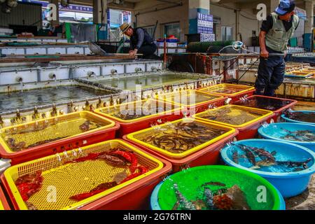 12 luglio 2021-Samcheok-A Vista del villaggio di mercato di cibo di mare e della scena portuale a Donghae, Corea del Sud. Foto Stock