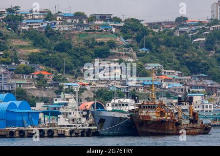 12 luglio 2021-Samcheok-A Vista del villaggio di mercato di cibo di mare e della scena portuale a Donghae, Corea del Sud. Foto Stock