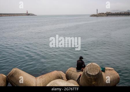 12 luglio 2021-Samcheok-A Vista del villaggio di mercato di cibo di mare e della scena portuale a Donghae, Corea del Sud. Foto Stock