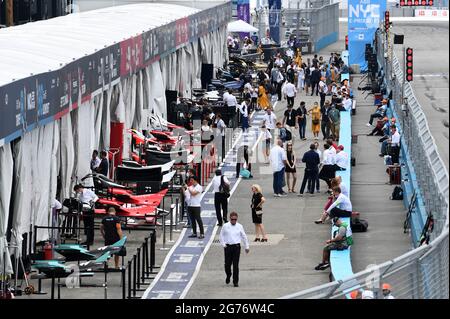 New York, Stati Uniti. 11 Luglio 2021. I visitatori camminano lungo la pit lane mentre gli equipaggi lavorano per preparare le loro auto da corsa per partecipare alla gara ABB FIA Formula e Championship - New York City e-Prix Round 11, al circuito Red Hook nel quartiere Brooklyn di New York City, NY, 11 luglio 2021. (Foto di Anthony Behar/Sipa USA) Credit: Sipa USA/Alamy Live News Foto Stock