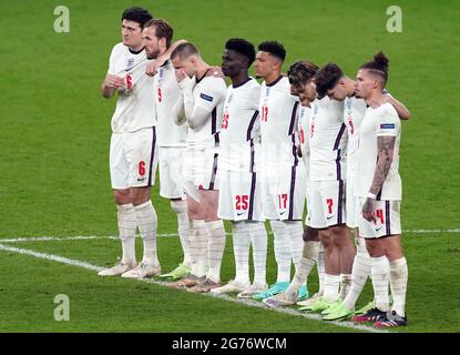 L'inglese Jadon Sancho (17) e Bukayo Saka insieme ai compagni di squadra durante il tiro di penalità dopo la finale UEFA Euro 2020 al Wembley Stadium, Londra. Data immagine: Domenica 11 luglio 2021. Foto Stock