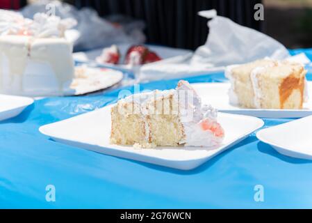 La glassa bianca su un pezzo di torta al gusto di vaniglia ha il trattamento perfetto per il vostro dente dolce. Foto Stock
