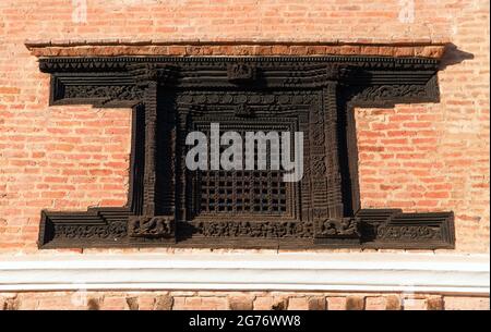 Finestra in legno intagliato e dettagli della porta sul Palazzo reale. Durbar Square, Patan, Kathmandu, Nepal Foto Stock