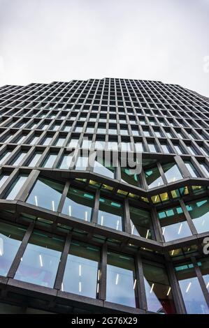 POZNAN, POLONIA - 16 novembre 2018: Una chiusura del moderno edificio degli uffici Baltyk con molte finestre situate sulla strada Roosevelta Foto Stock