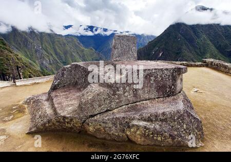 Machu Picchu, pietra di Intihuatana, particolare dalla città peruviana inca, patrimonio mondiale dell'unesco, valle sacra, Cusco regione, Perù Foto Stock