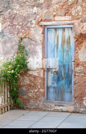 Vecchia porta blu in un edificio in pietra Foto Stock