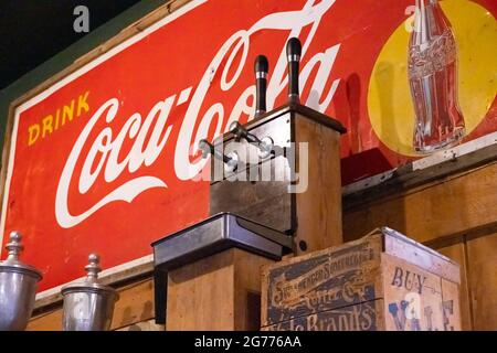 Insegna vintage "Drink Coca-Cola" e altri articoli di bevande d'antiquariato presso il Betty's Country Store di Helen, Georgia. (STATI UNITI) Foto Stock