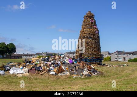 9 Luglio 2021 il sito del falò Protestante della tenuta Kilcooley che è stato costruito per bruciare la notte dell'11 Luglio. Questo evento annuale cele Foto Stock