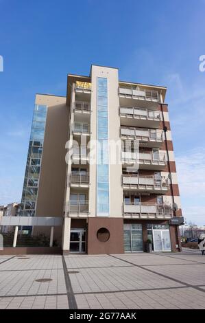 POZNAN, POLONIA - Mar 08, 2015: Un edificio di appartamenti con balconi nel quartiere di Malta Foto Stock