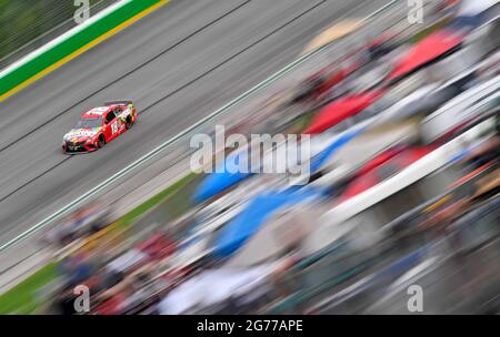 Hampton, GA, Stati Uniti. 11 Luglio 2021. Il pilota della serie NASCAR Cup Kyle Busch guida la Skittles Gummies Toyota nella sua quarta volta durante il Quaker state 400 presentato da Walmart all'Atlanta Motor Speedway di Hampton, GA. Austin McAfee/CSM/Alamy Live News Foto Stock