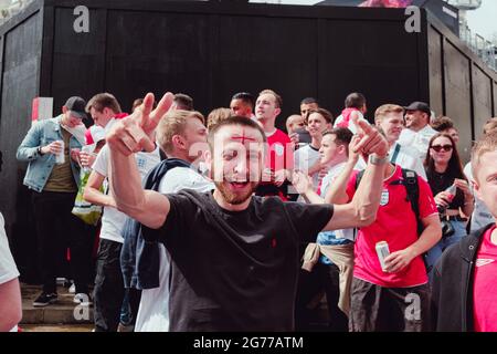 Londra, Regno Unito. 11 Luglio 2021. Gli appassionati di calcio inglesi si riuniscono nel centro di Londra in vista della partita Italia-Inghilterra della finale Euro 2020. Credit: Joao Daniel Pereira Credit: João Daniel Pereira/Alamy Live News Foto Stock