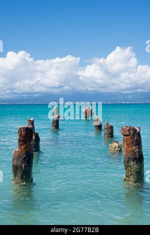 I resti di un vecchio molo nelle acque turchesi di Isla de Cajo de Muertos, Puerto Rico, USA. Foto Stock