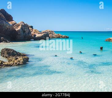 Una splendida insenatura turchese sull'Isla de Cajo de Muertos nel Mar dei Caraibi a 10 miglia al largo della costa di Ponce, Puerto Rico, USA. Spazio di copia. Foto Stock