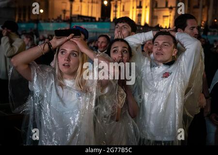 EURO 2020: Gli appassionati d'Inghilterra si sentono sconfitti in Trafalgar Square mentre l'Italia vince il 3-2 dopo una punizione stracciata durante le finali dell'Euro. Londra, Regno Unito. Foto Stock