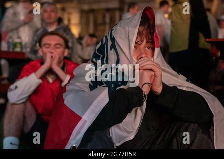 EURO 2020: Gli appassionati d'Inghilterra si sentono sconfitti in Trafalgar Square mentre l'Italia vince il 3-2 dopo una punizione stracciata durante le finali dell'Euro. Londra, Regno Unito. Foto Stock