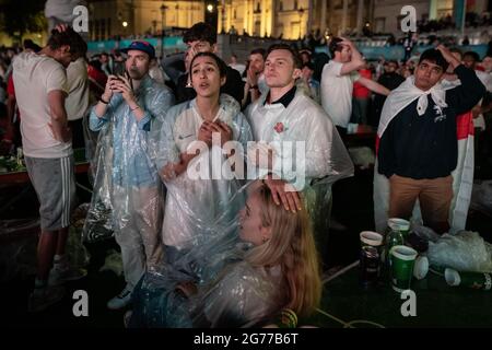 EURO 2020: Gli appassionati d'Inghilterra si sentono sconfitti in Trafalgar Square mentre l'Italia vince il 3-2 dopo una punizione stracciata durante le finali dell'Euro. Londra, Regno Unito. Foto Stock