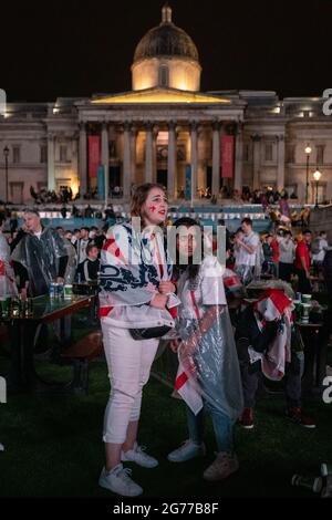 EURO 2020: Gli appassionati d'Inghilterra si sentono sconfitti in Trafalgar Square mentre l'Italia vince il 3-2 dopo una punizione stracciata durante le finali dell'Euro. Londra, Regno Unito. Foto Stock