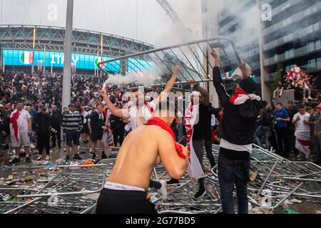 Londra, Regno Unito. 11 Luglio 2021. I fan hanno fatto irruzione nello stadio di Wembley per il credito finale Euro 2020: Michael Tubi/Alamy Live News Foto Stock