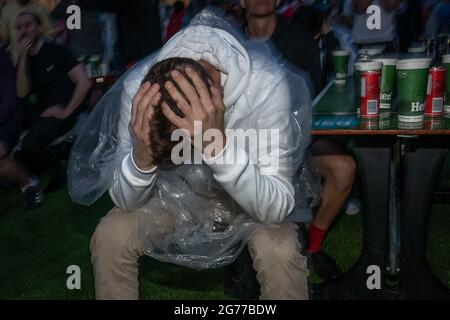 EURO 2020: Gli appassionati d'Inghilterra si sentono sconfitti in Trafalgar Square mentre l'Italia vince il 3-2 dopo una punizione stracciata durante le finali dell'Euro. Londra, Regno Unito. Foto Stock