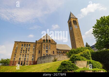 Vista esterna soleggiata della biblioteca URIs e della torre McGraw della Cornell University a Ithaca, New York Foto Stock