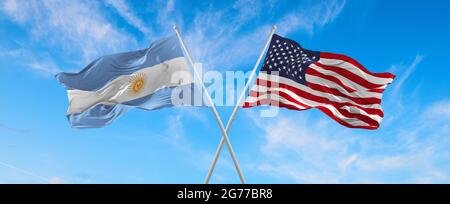 Bandiere di USA e Argentina che ondeggiano nel vento su flagpoli contro il cielo con le nuvole nel giorno di sole. Simboleggiare il rapporto, il dialogo tra due cou Foto Stock