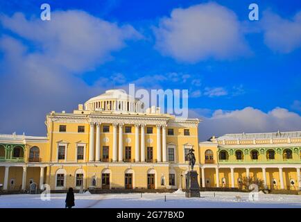 Palazzo Pavlovsk dipinto in giallo e bianco. Neve con il palazzo estivo dell'imperatore Paolo i a Pavlovsk, San Pietroburgo, Russia. 2017 Foto Stock