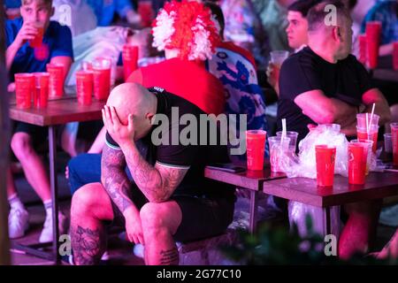 Manchester, Regno Unito. 11 Luglio 2021. Un appassionato d'Inghilterra canÕt guarda la finale di Euro 2020, che vede l'Inghilterra giocare in Italia. Credit: Andy Barton/Alamy Live News Foto Stock