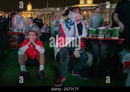 EURO 2020: Gli appassionati d'Inghilterra si sentono sconfitti in Trafalgar Square mentre l'Italia vince il 3-2 dopo una punizione stracciata durante le finali dell'Euro. Londra, Regno Unito. Foto Stock