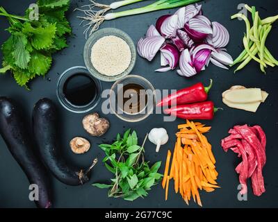 Vari ingredienti per una cena in stile giapponese con fritto e fritto al bancone della cucina. Foto Stock