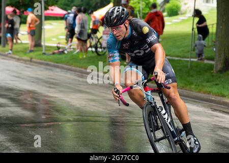 Wauwatosa, WI/USA - 26 giugno 2021: Ciclista che guida la gara si gira a Washington Highlands criterium in Tour of America della serie ciclistica Dairyland. Foto Stock