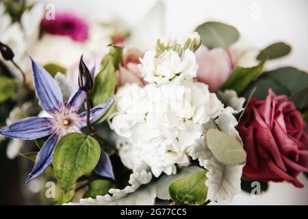 Primo piano del bouquet nuziale - peonie rosa, pianta dell'orecchio del coniglio, idrangea bianca, gigli viola. Foto Stock