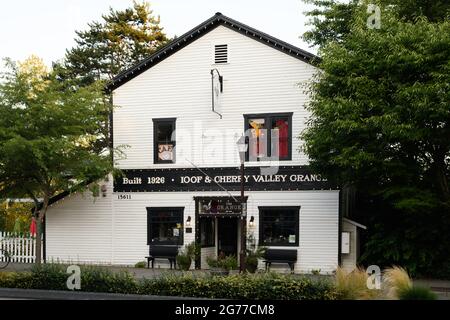 Duvall, WA, USA - 11 luglio 2021; Ordine Internazionale di Odd Fellows e Cherry Valley Grange sulla Main Street a Duvall è ora il ristorante Grange Foto Stock