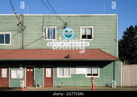 Garofano, WA, USA - 11 luglio 2021; edificio governativo della Città del garofano in legno nella comunità rurale nel sobborgo orientale di Seattle Foto Stock