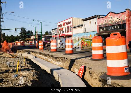 Carnation, WA, USA - 11 luglio 2021; costruzione di barili nel centro di Carnation lungo la SR 203 come parte di un progetto di miglioramento delle infrastrutture Foto Stock