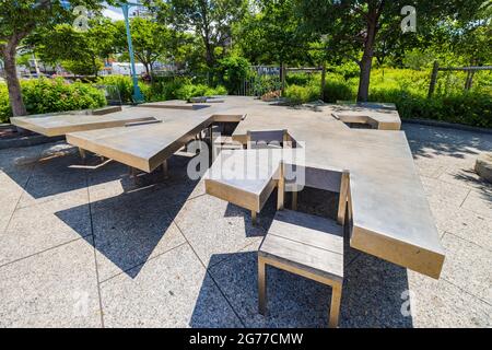 Vista soleggiata di una sedia interessante in Habitat Garden a Hudson River Park, New York Foto Stock