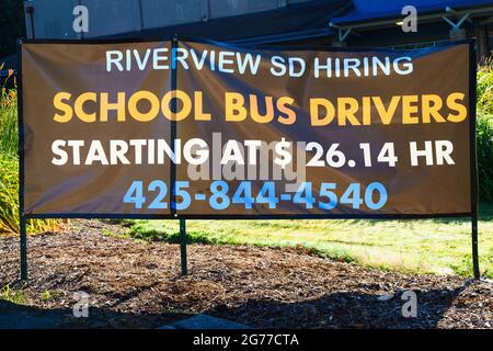 Carnation, WA, USA - 11 luglio 2021; Post Covid-19 il Riverview School District vicino Seattle offre un salario superiore al salario minimo per i conducenti di autobus scolastici Foto Stock