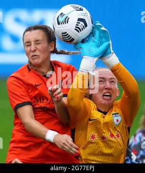 Bridgeview, Illinois, Stati Uniti. 11 Luglio 2021. 11 luglio 2021 - Bridgeview, Illinois, Stati Uniti - il portiere delle Red Stars di Chicago CASSIE MILLER, a destra, fa un risparmio mentre si scontra con il GABBY SEILER di Houston Dash durante una partita della National Women's Soccer League al SeatGeek Stadium di Bridgeview, Illinois. Credit: H. Rick Bamman/ZUMA Wire/Alamy Live News Foto Stock