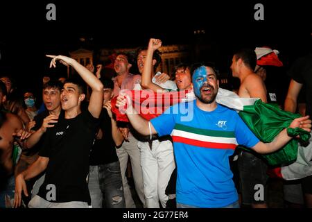 Roma, Italia. 12 luglio 2021. Si celebra la vittoria dell'Italia durante la partita Italia-Spagna alla finale del Campionato UEFA Euro 2020 tra Italia e Inghilterra. Dopo la partita migliaia di persone si sono riunite in Piazza Venezia per festeggiare la vittoria.Roma (Italia), 11 luglio 2021 Foto Samantha Zucchi Insifefoto Credit: Insifefoto srl/Alamy Live News Foto Stock