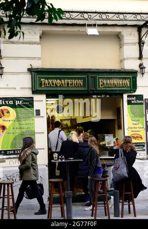 Un piccolo caffè e sandwich bar ad Atene, Grecia. Foto Stock