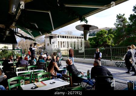 Taverne e ristoranti lungo la via Adrianou pdeestrian a Monastirakiou, Atene, Grecia. Foto Stock