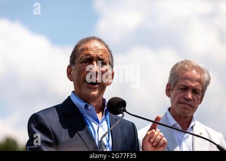 Washington, DC, USA, 11 luglio 2021. Nella foto: L'ex rappresentante Ron Klein (D-FL), presidente del Consiglio democratico Ebraico d'America, parla insieme all'ex senatore Norm Coleman (R-MN) al 'No Fear Rally in solidarietà con il popolo ebraico', presso il Campidoglio degli Stati Uniti a Washington, DC. Il rally è stato sponsorizzato da Alliance for Israel, Jewish National Fund, The Anti-Defamation League e circa 25 altre organizzazioni. Alcuni oratori hanno promosso il sionismo, mentre altri hanno parlato della minaccia posta dall'antisemitismo. Credit: Alison Bailey / Alamy Live News Foto Stock